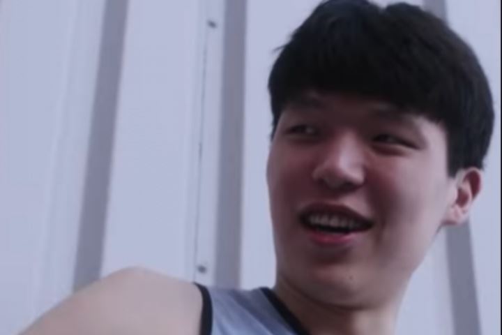 人品好👍杨瀚森开门后顺手帮队友顶门 队友道谢小杨用英文回应